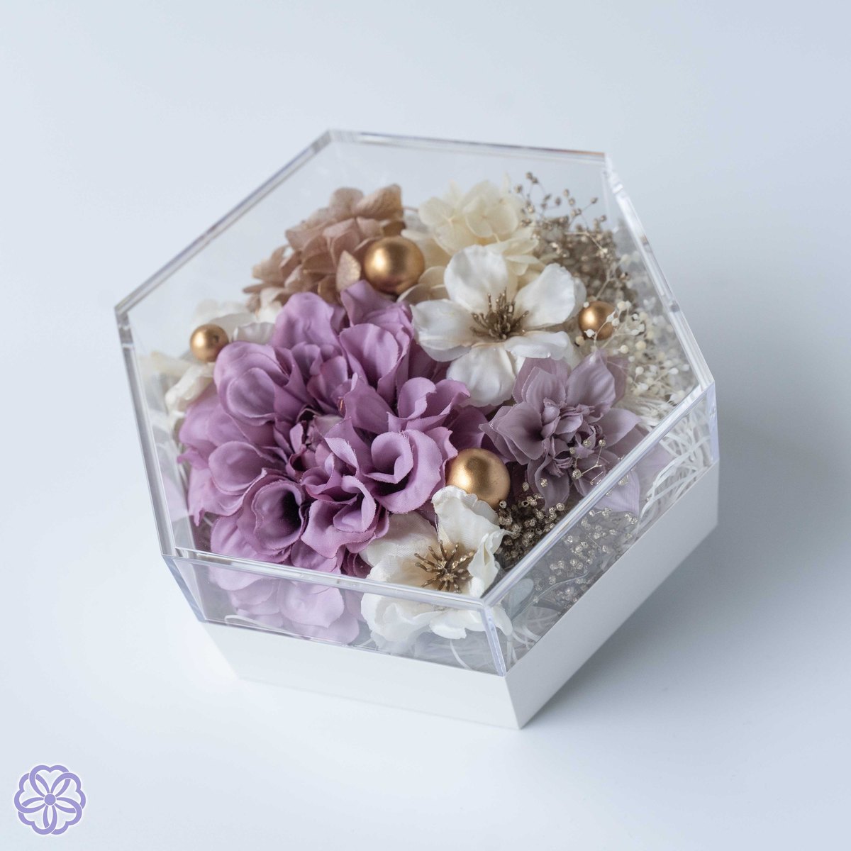 オプションのクリアボックス（六角形）に収めた、紫と白の花